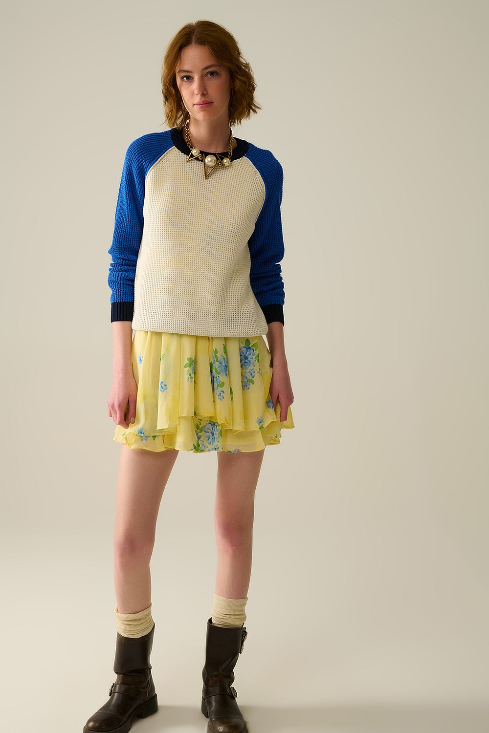 pull tricoté en point mousse avec des manches contrastantes en bleu