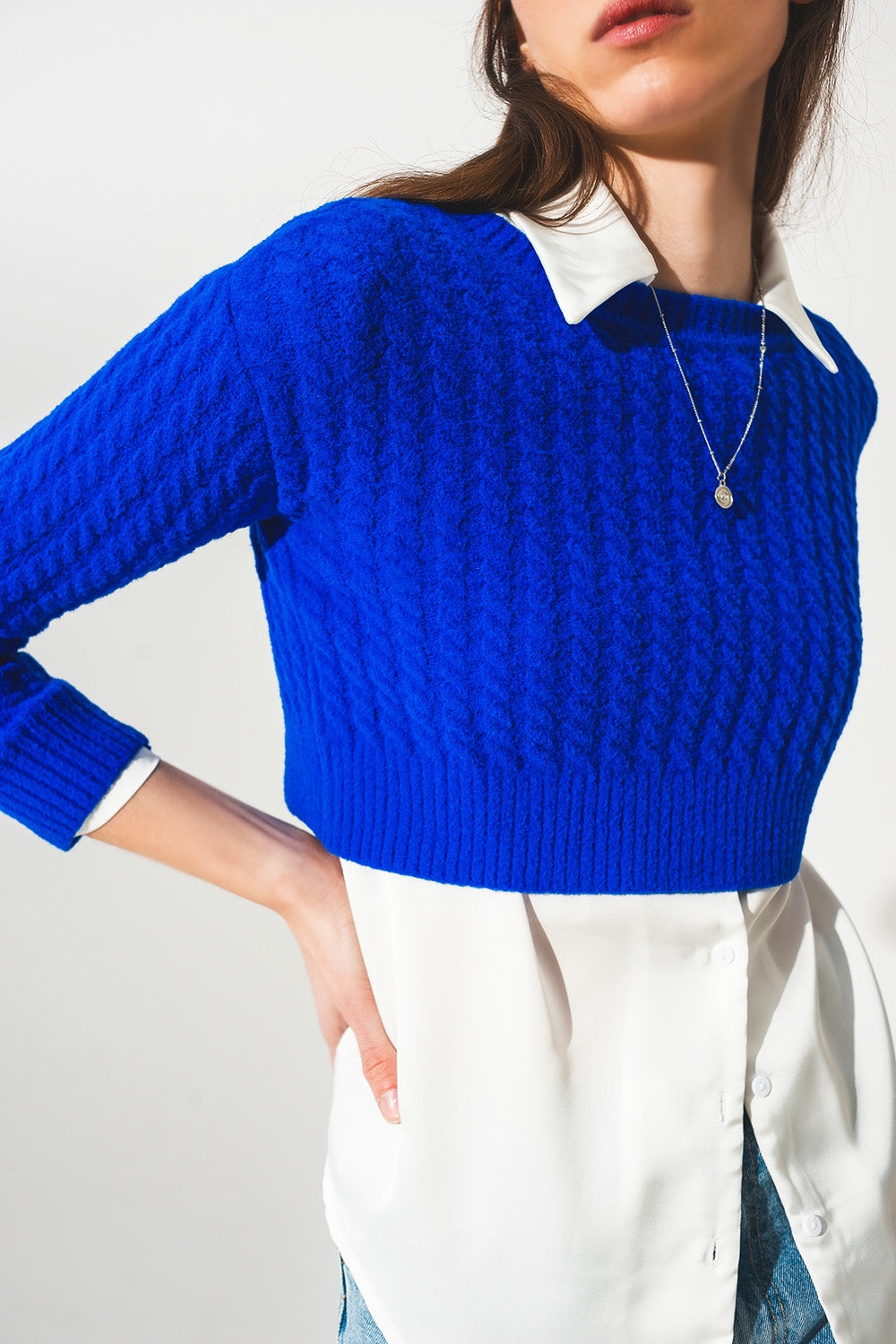 Pull ultra court en maille torsadée Bleu