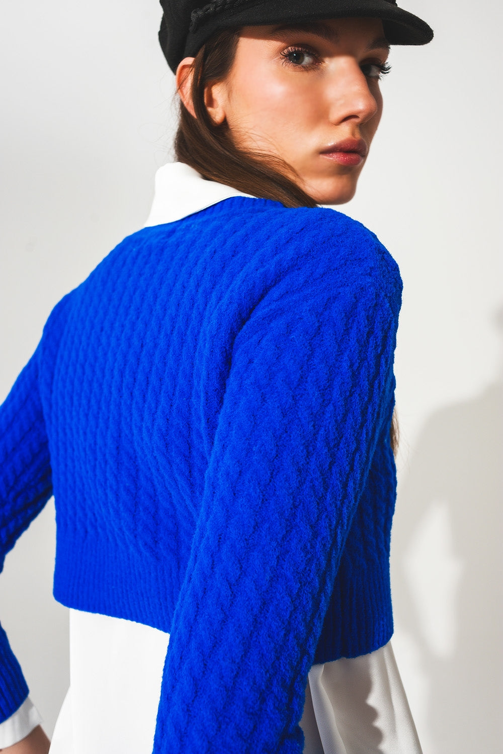 Pull ultra court en maille torsadée Bleu