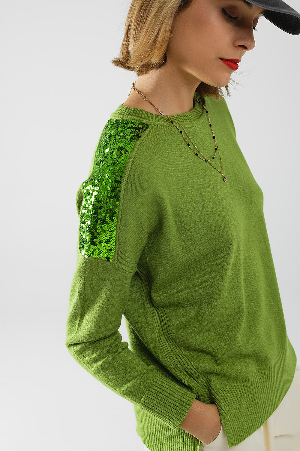 Pull vert à manches longues avec paillettes sur les épaules