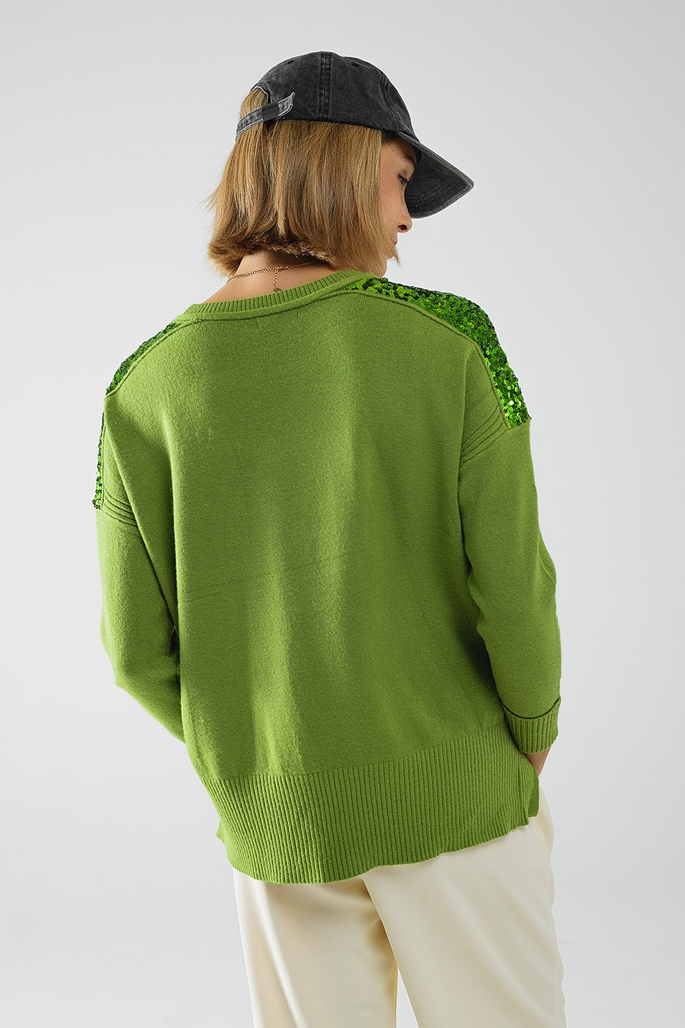 Pull vert à manches longues avec paillettes sur les épaules