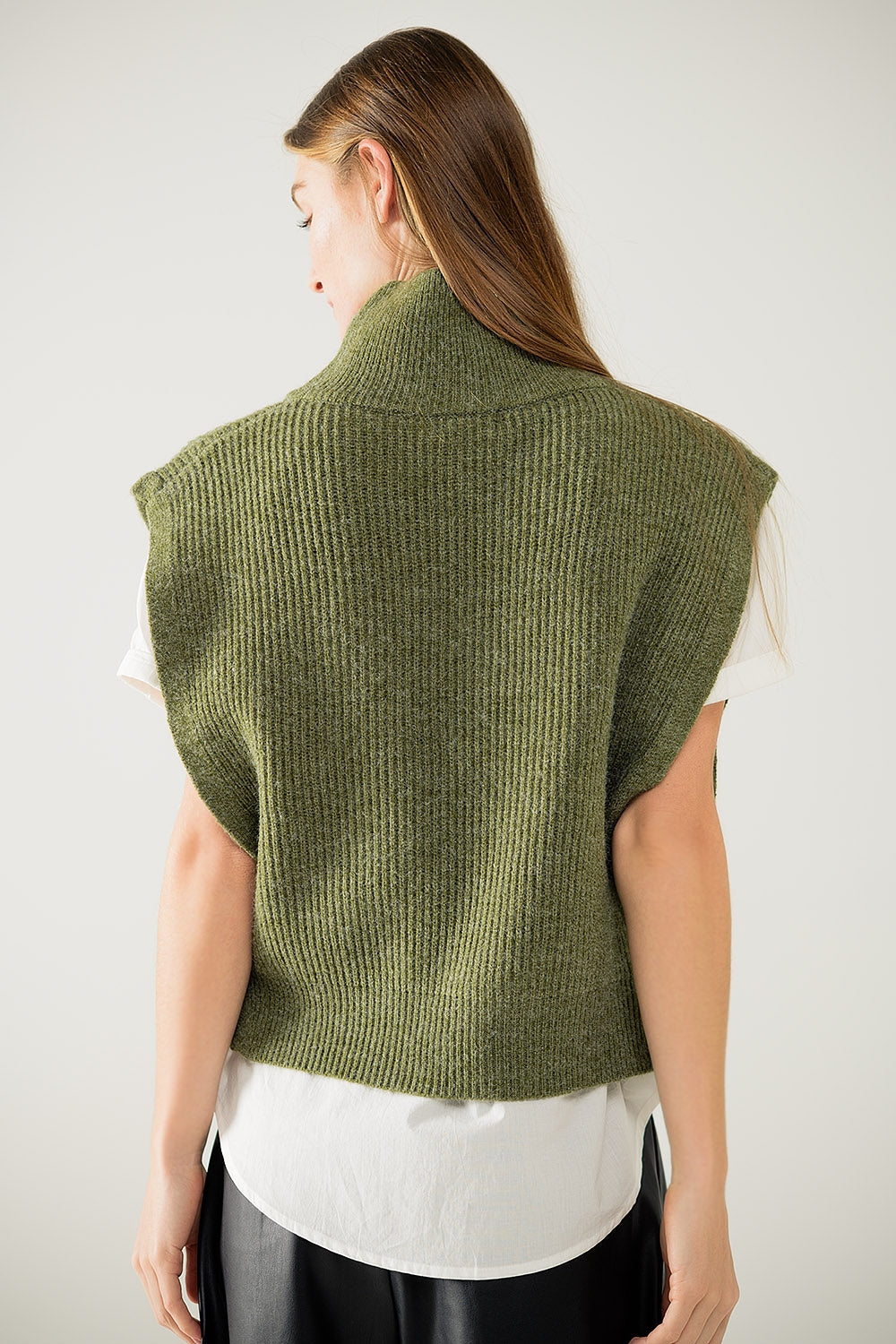 Pull vert sans manches à col roulé avec fermeture à glissière