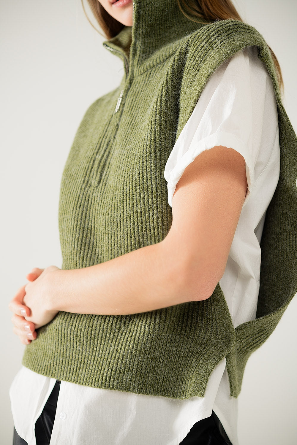 Pull vert sans manches à col roulé avec fermeture à glissière