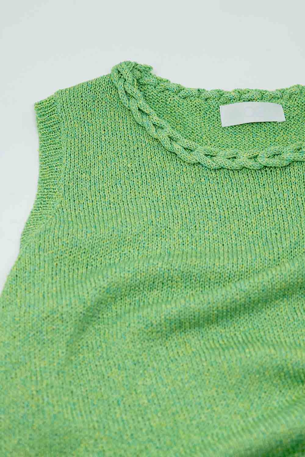 Pull vert sans manches avec encolure ras du cou et détails de tresses à l'encolure