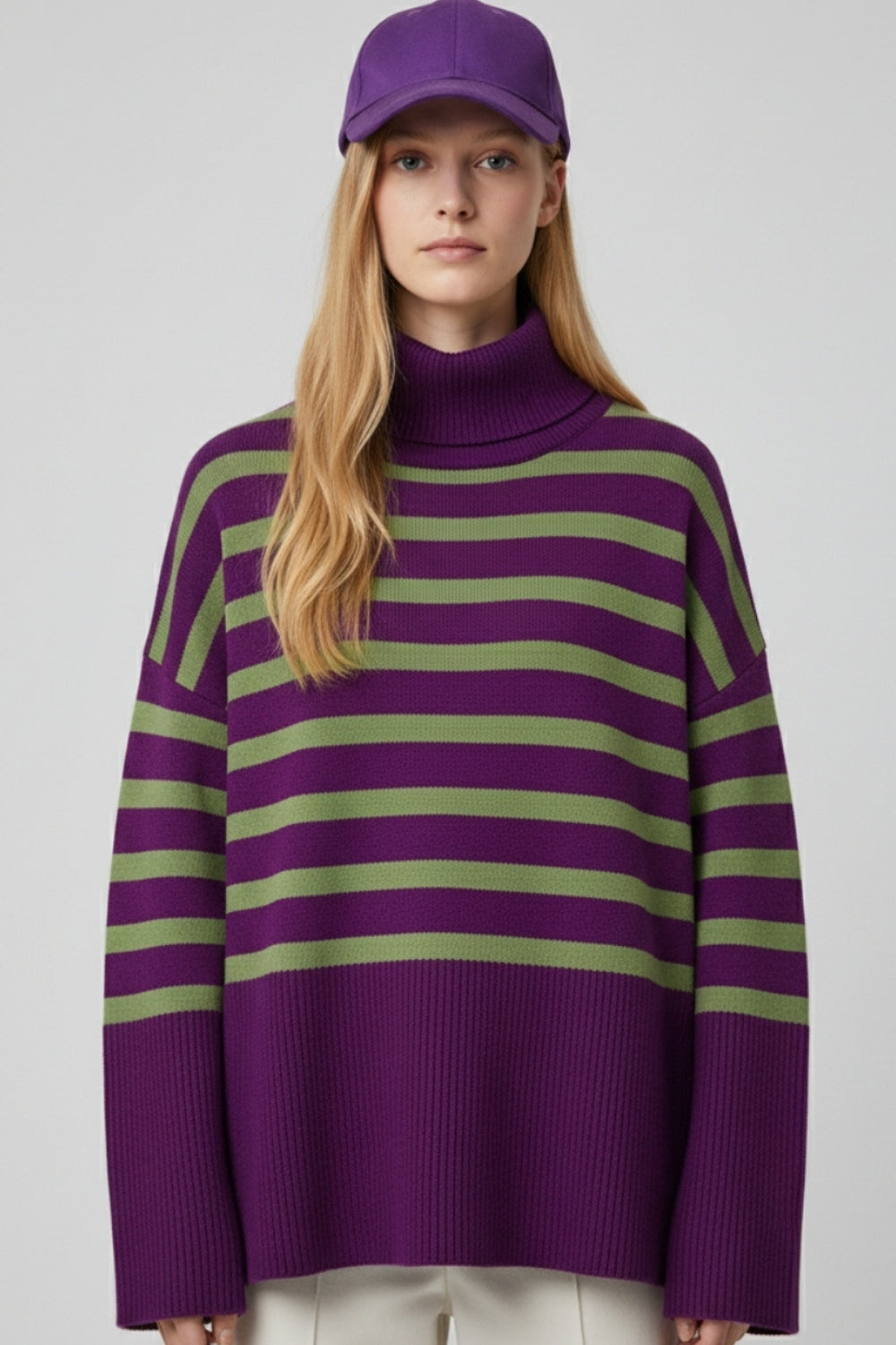 Pull violet à col roulé surdimensionné avec des rayures vertes et des fentes sur le côté