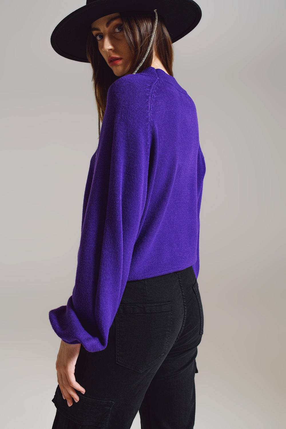 pull violet décontracté avec des manches bouffantes.