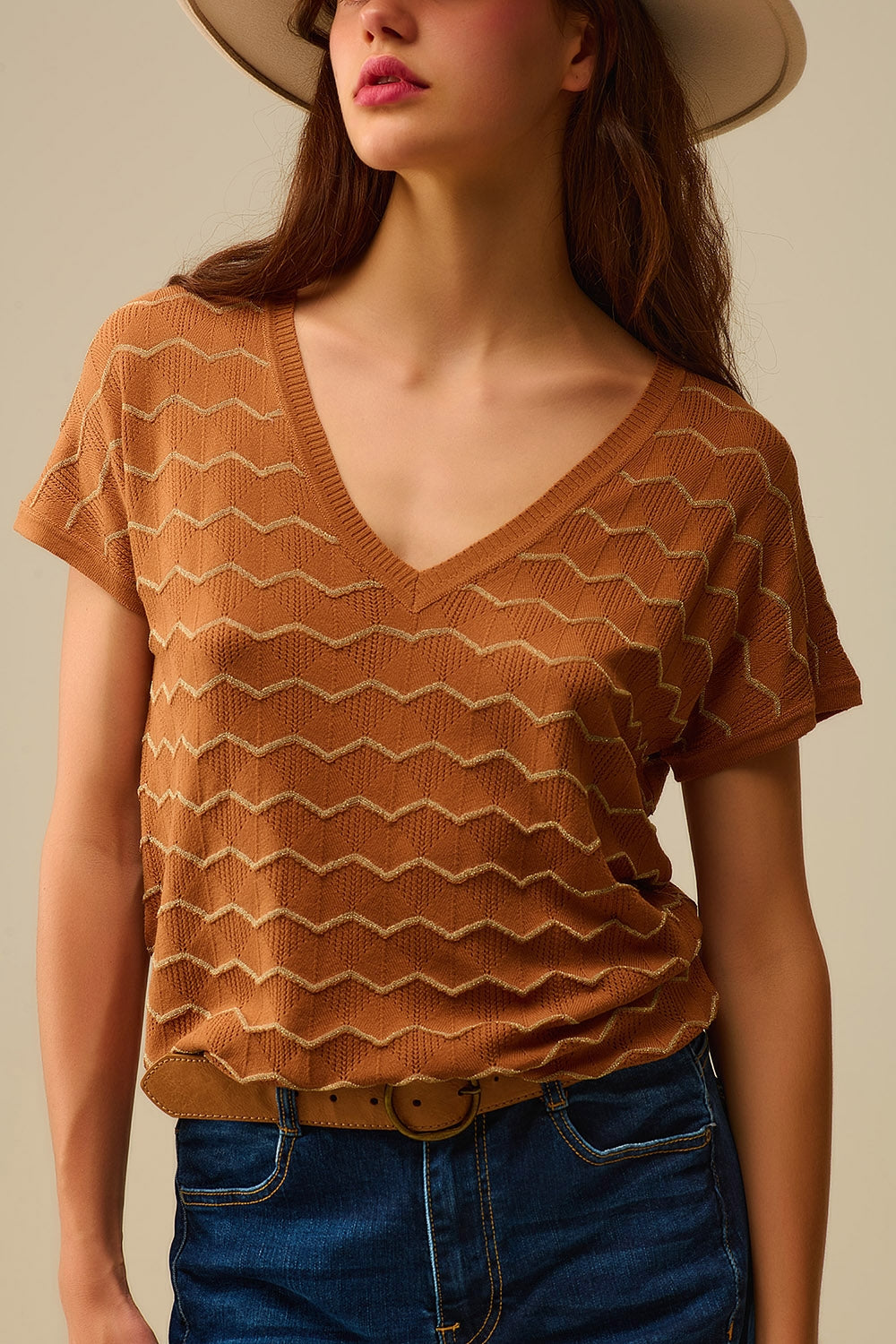 Pull Zigzag à col en V et manches tombantes en brun