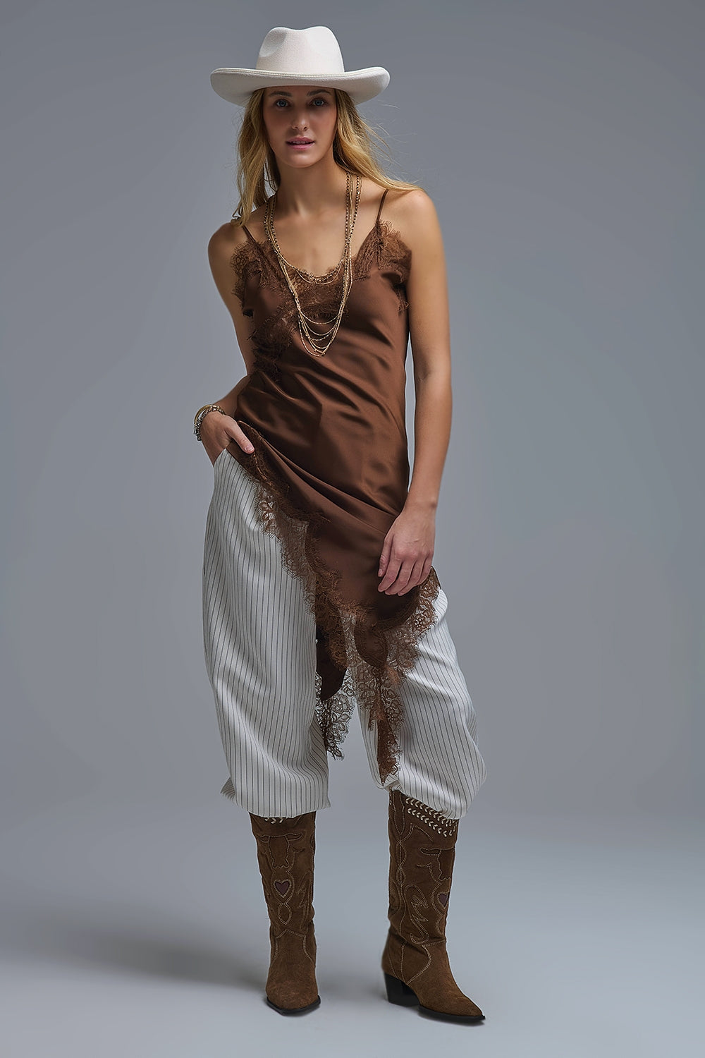 Robe asymétrique en satin et dentelle marron