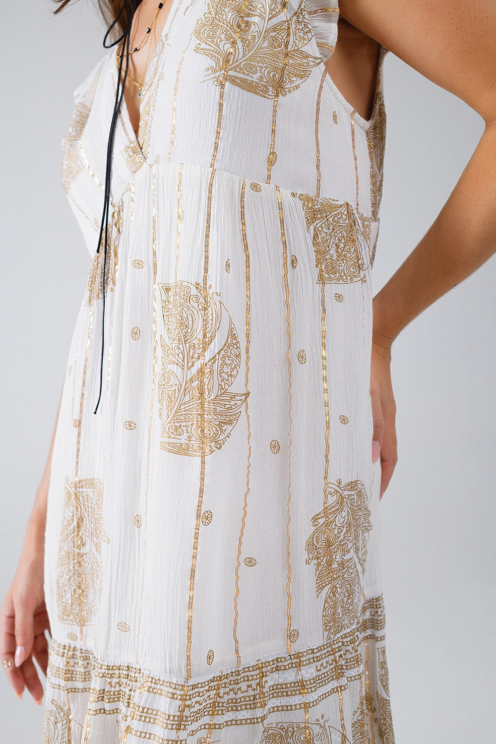 Robe babydoll courte avec imprimé feuilles et fil de Lurex en blanc