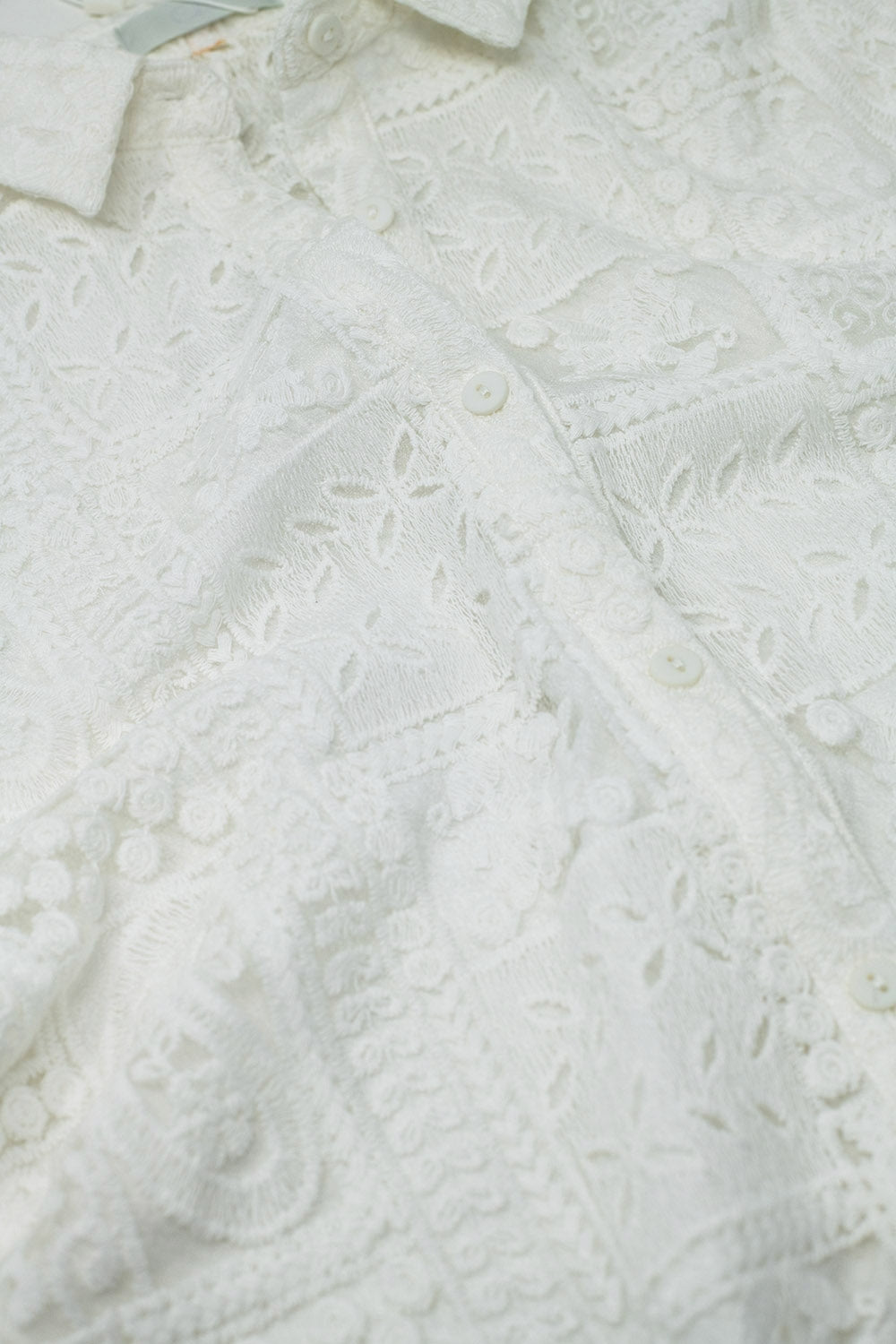 robe blanche boutonnée en crochet
