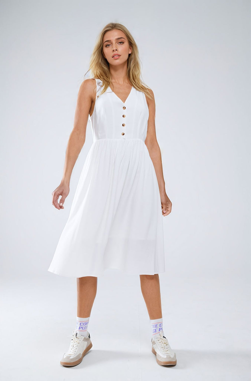 Robe blanche boutonnée