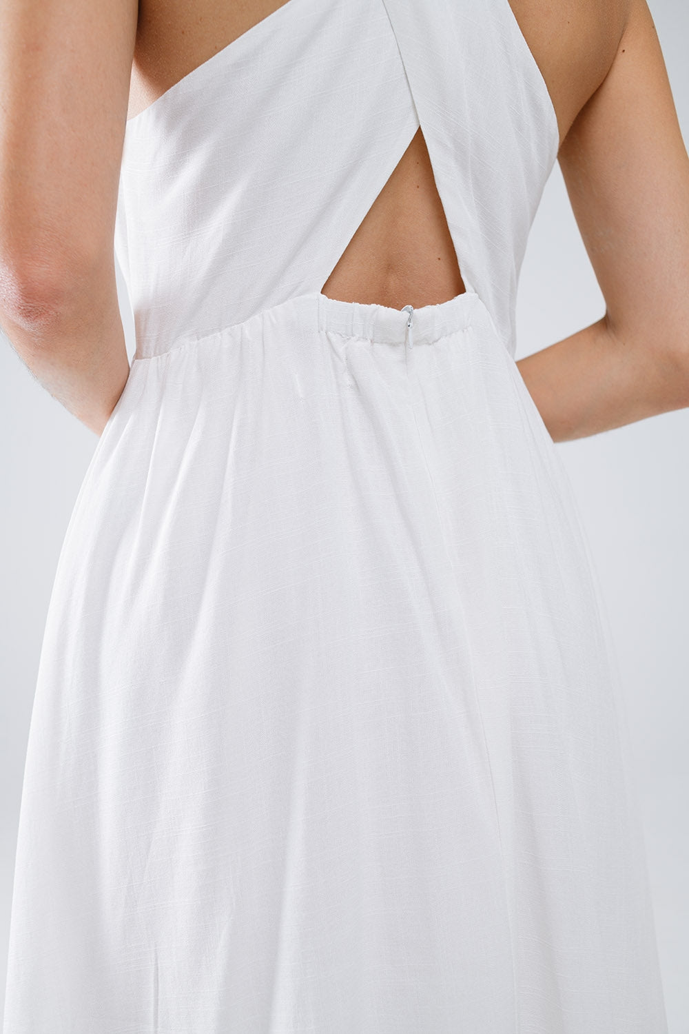 Robe blanche boutonnée