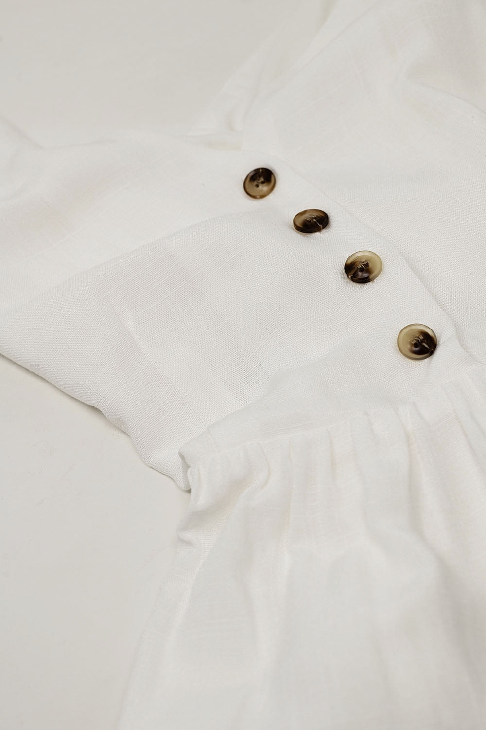 Robe blanche boutonnée
