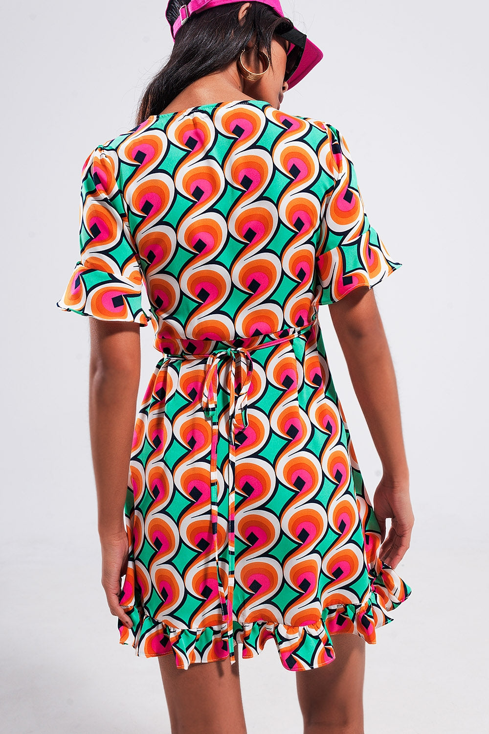 Robe cache cœur courte avec ourlet à volants et imprimé style années 70 orange
