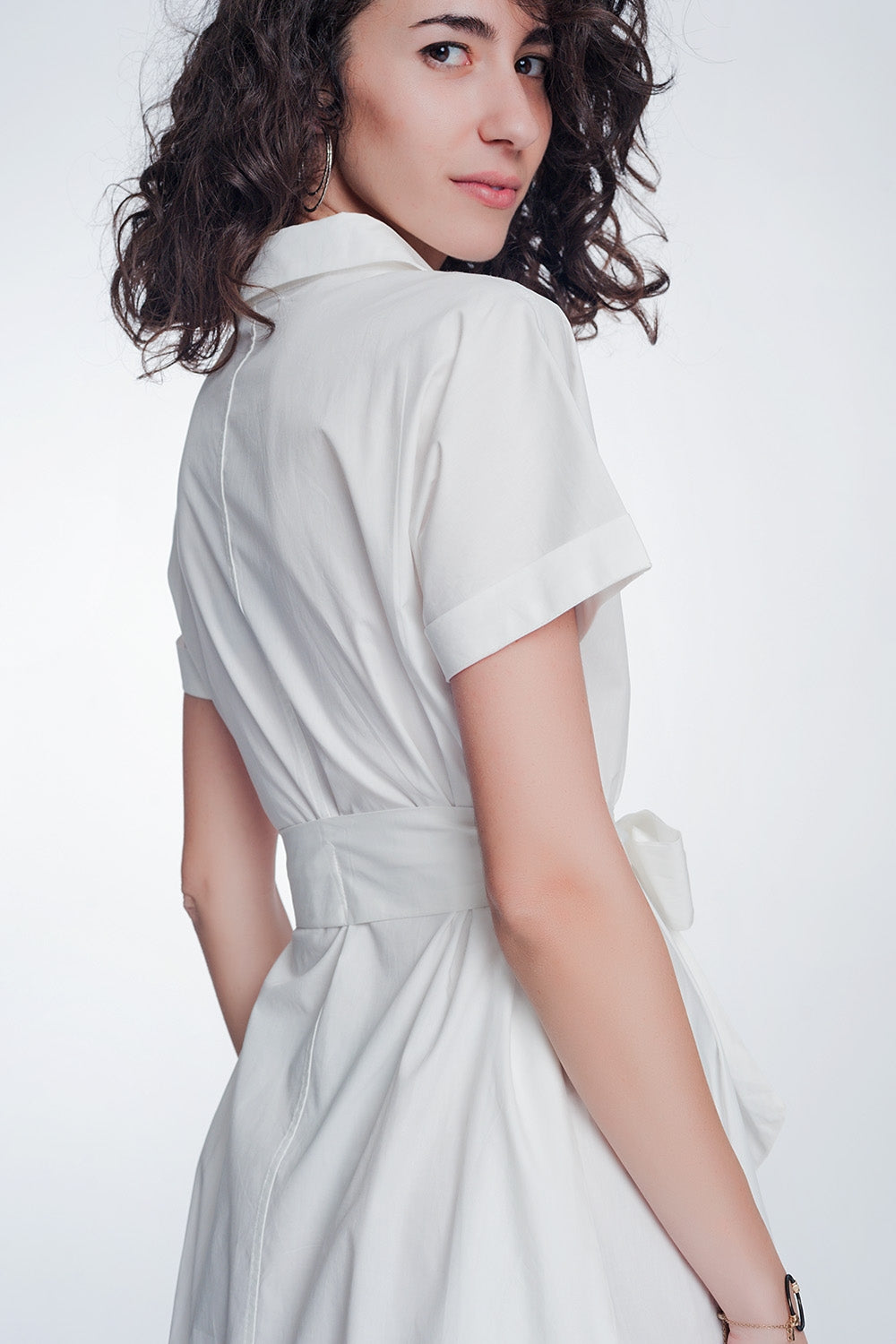 Robe chemise en popeline blanche avec ceinture et manches courtes