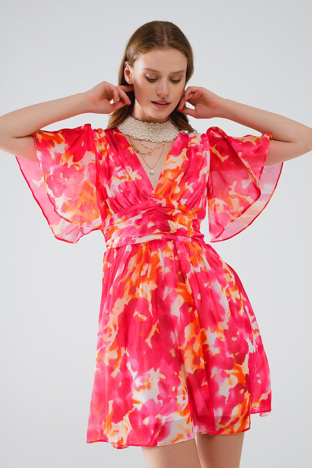 Q2 Robe courte à col en V avec imprimé abstrait en rose et blanc