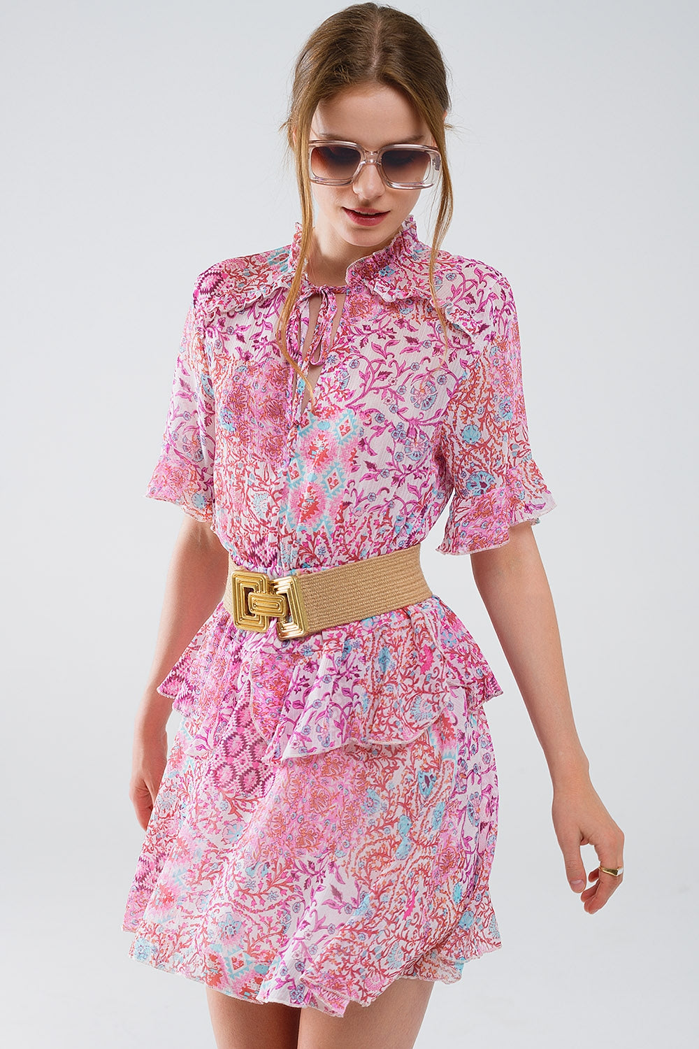 Robe courte à imprimé abstrait et jupe à volants en nuances de rose