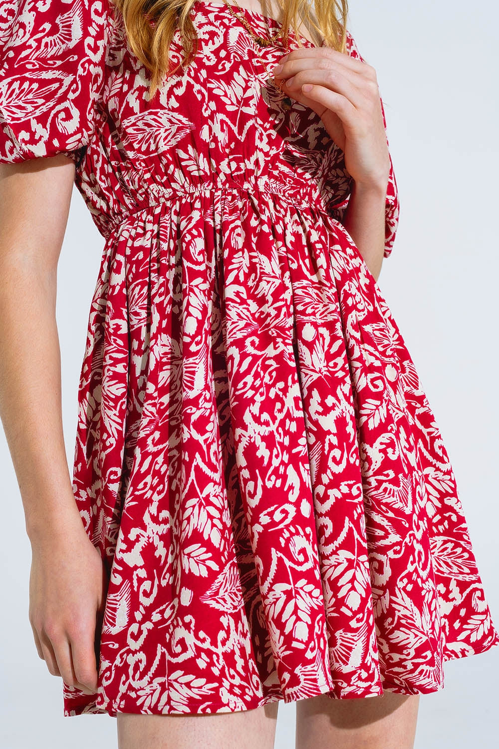 robe courte à imprimé floral avec dos froncé
