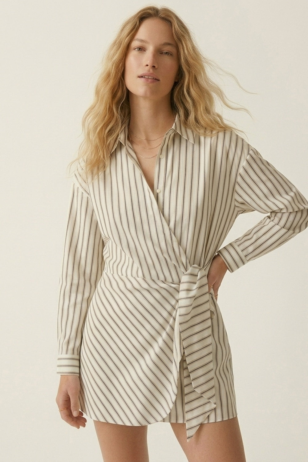 Robe courte à manches longues avec devant croisé et rayures blanches