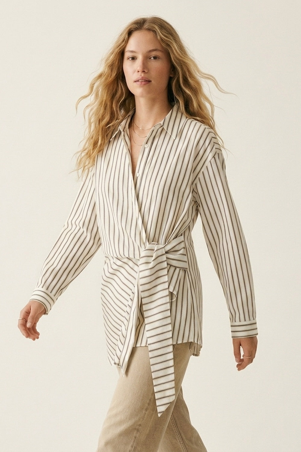 Robe courte à manches longues avec devant croisé et rayures blanches