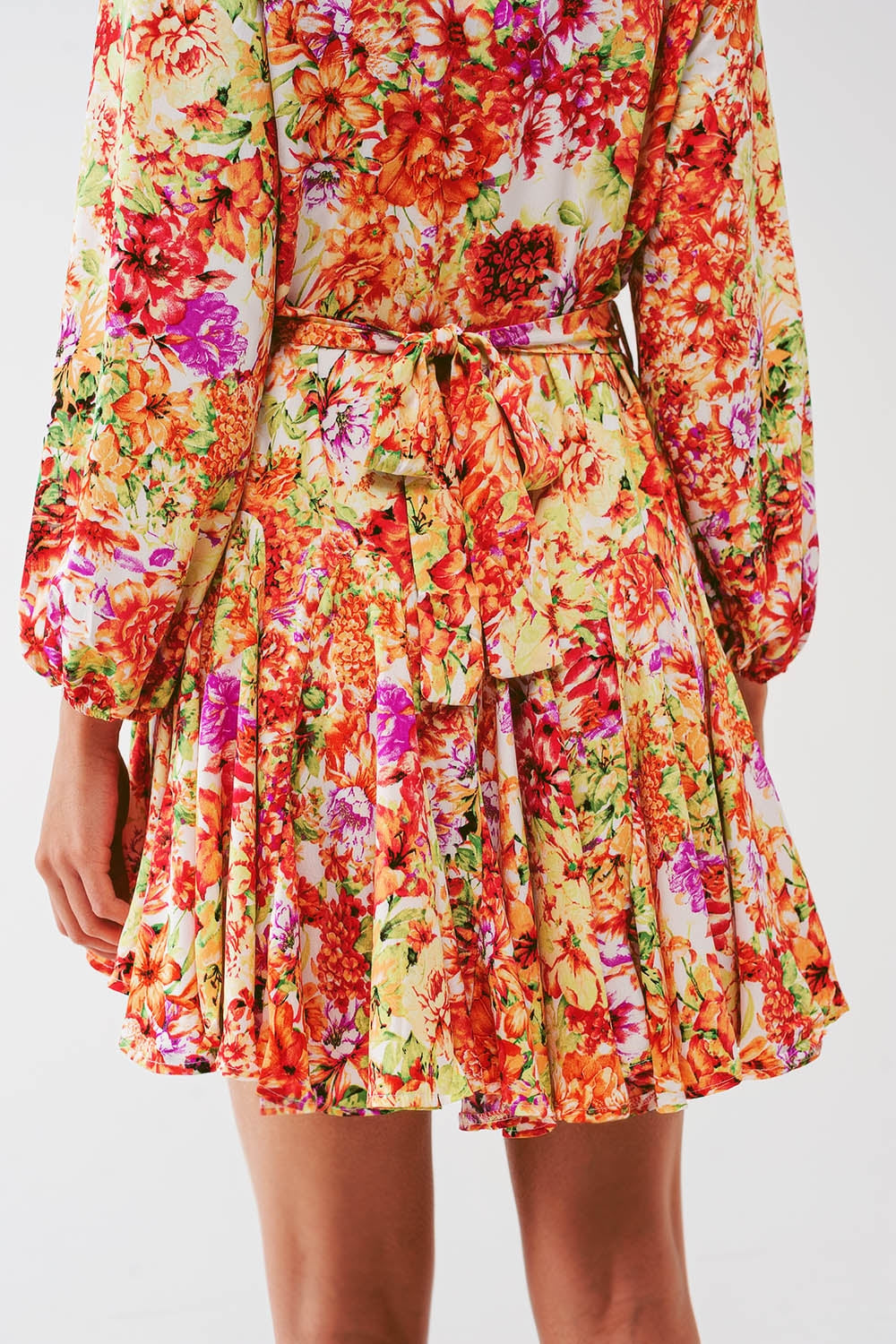 Robe courte à volants avec imprimé floral multicolore
