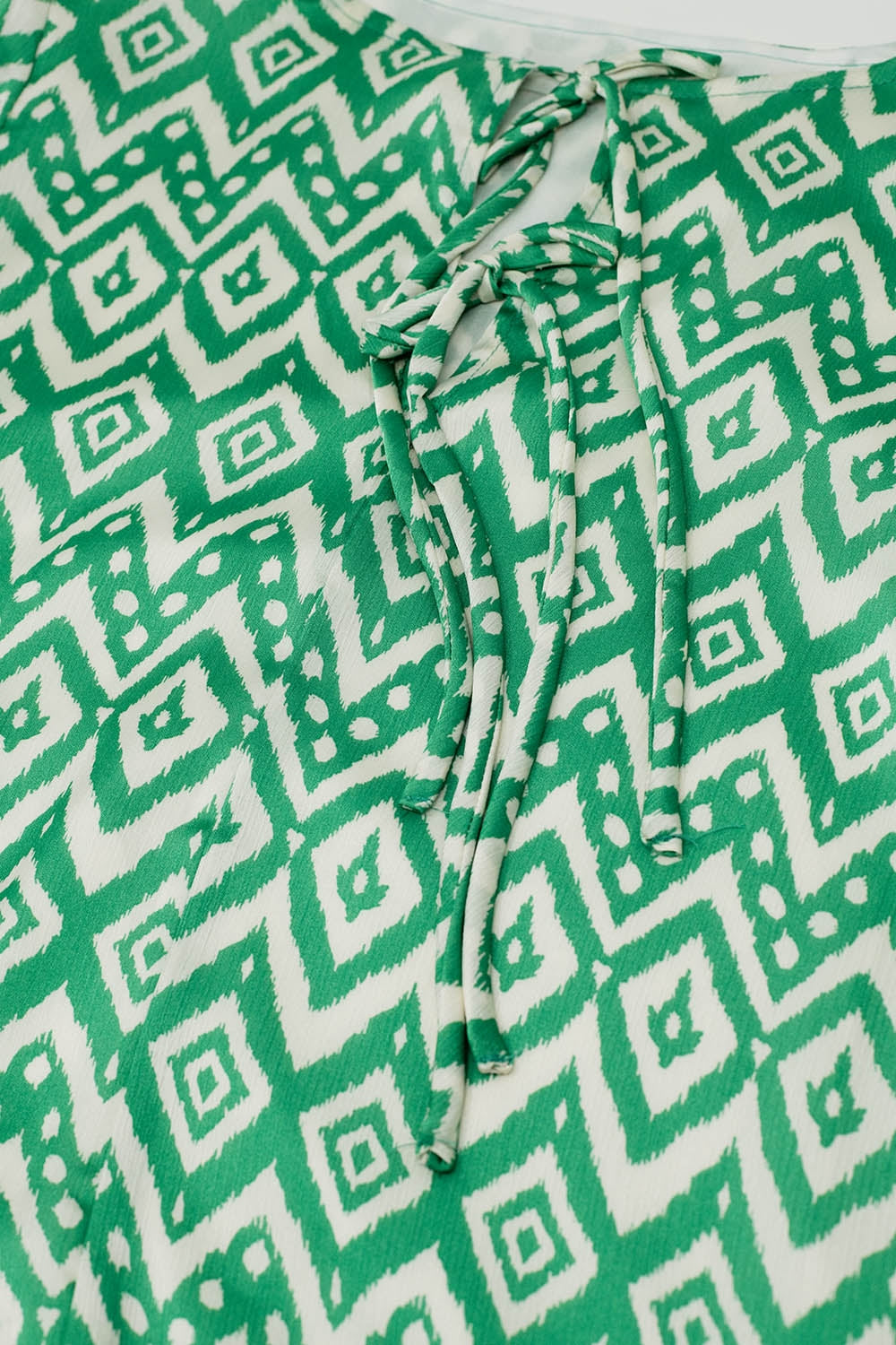 Robe courte avec détails à nouer sur le devant en imprimé ethnique vert