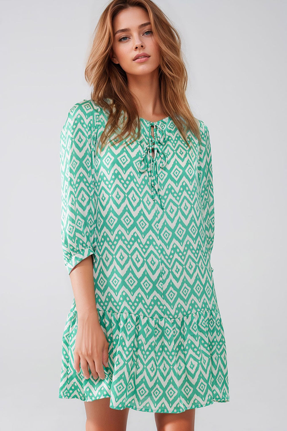 Robe courte avec détails à nouer sur le devant en imprimé ethnique vert