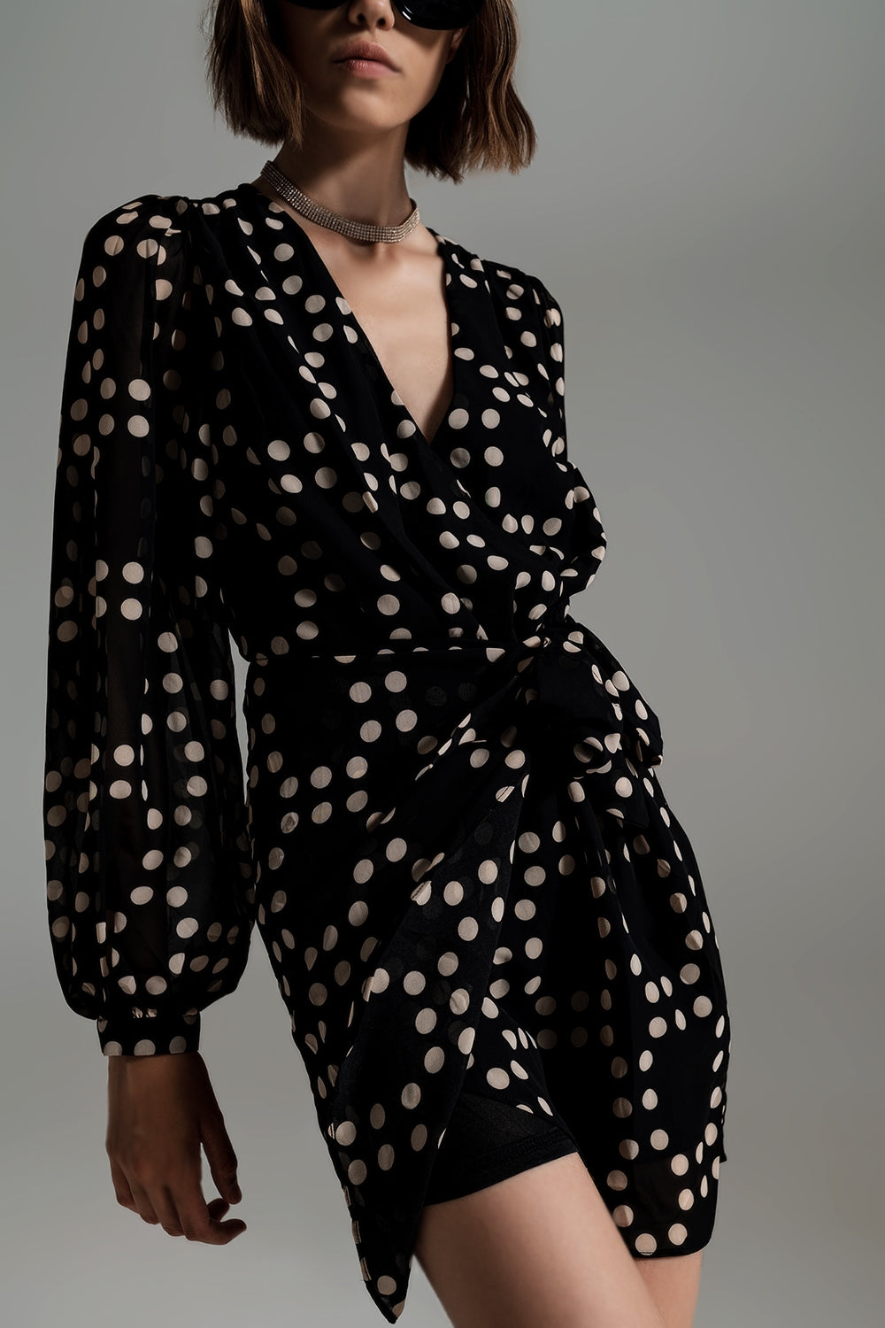 Robe courte avec jupe croisée et manches ballon à pois noirs et blancs