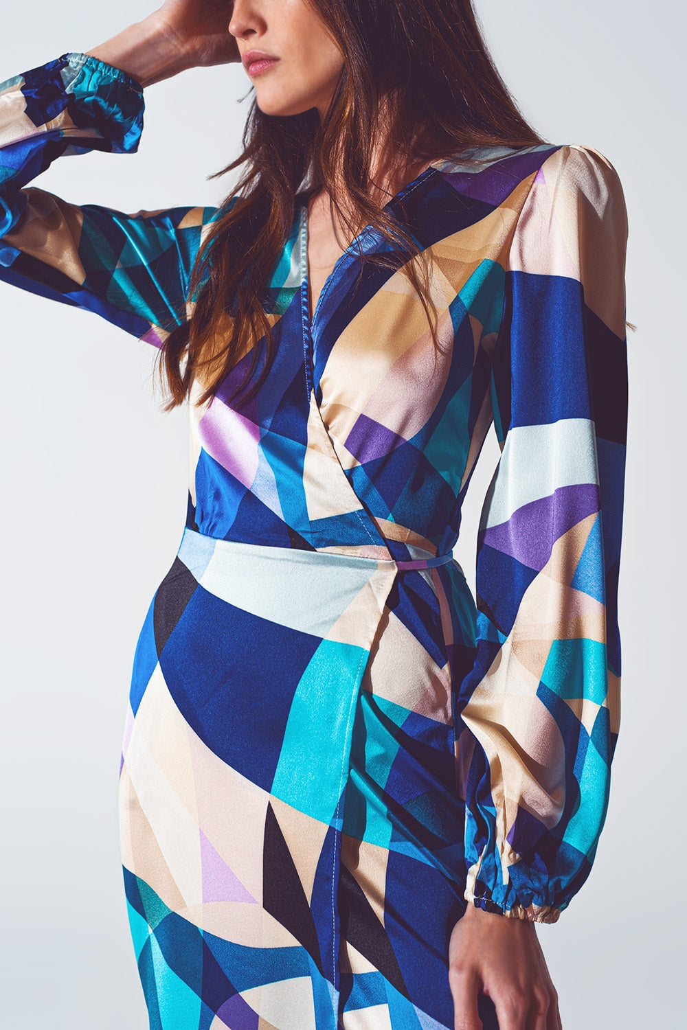 Robe courte croisée avec imprimé abstrait en bleu