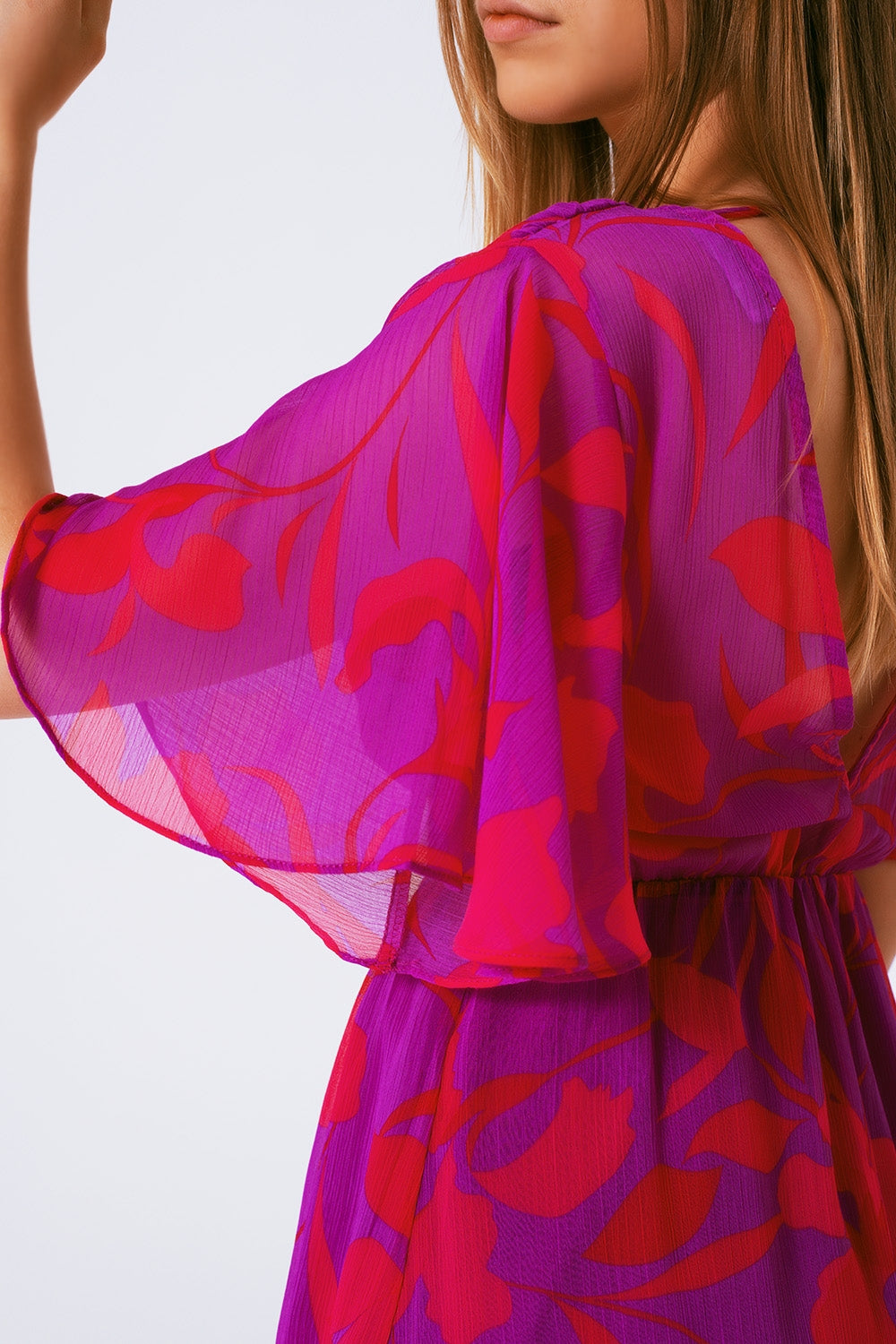 Robe courte en mousseline à fleurs avec manches courtes et col V