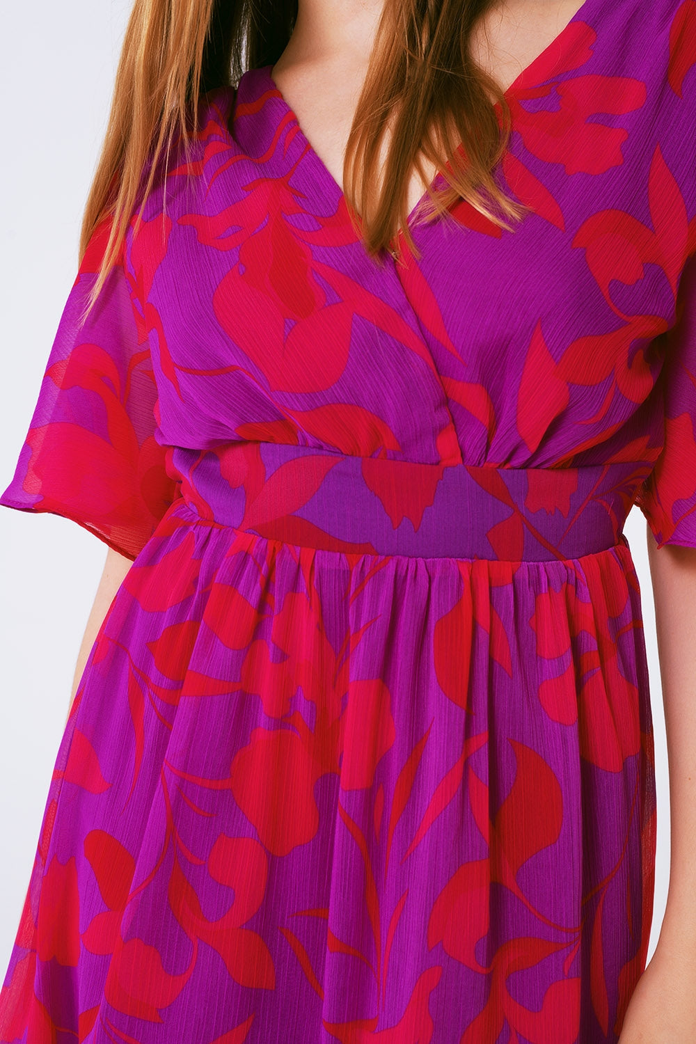 Robe courte en mousseline à fleurs avec manches courtes et col V
