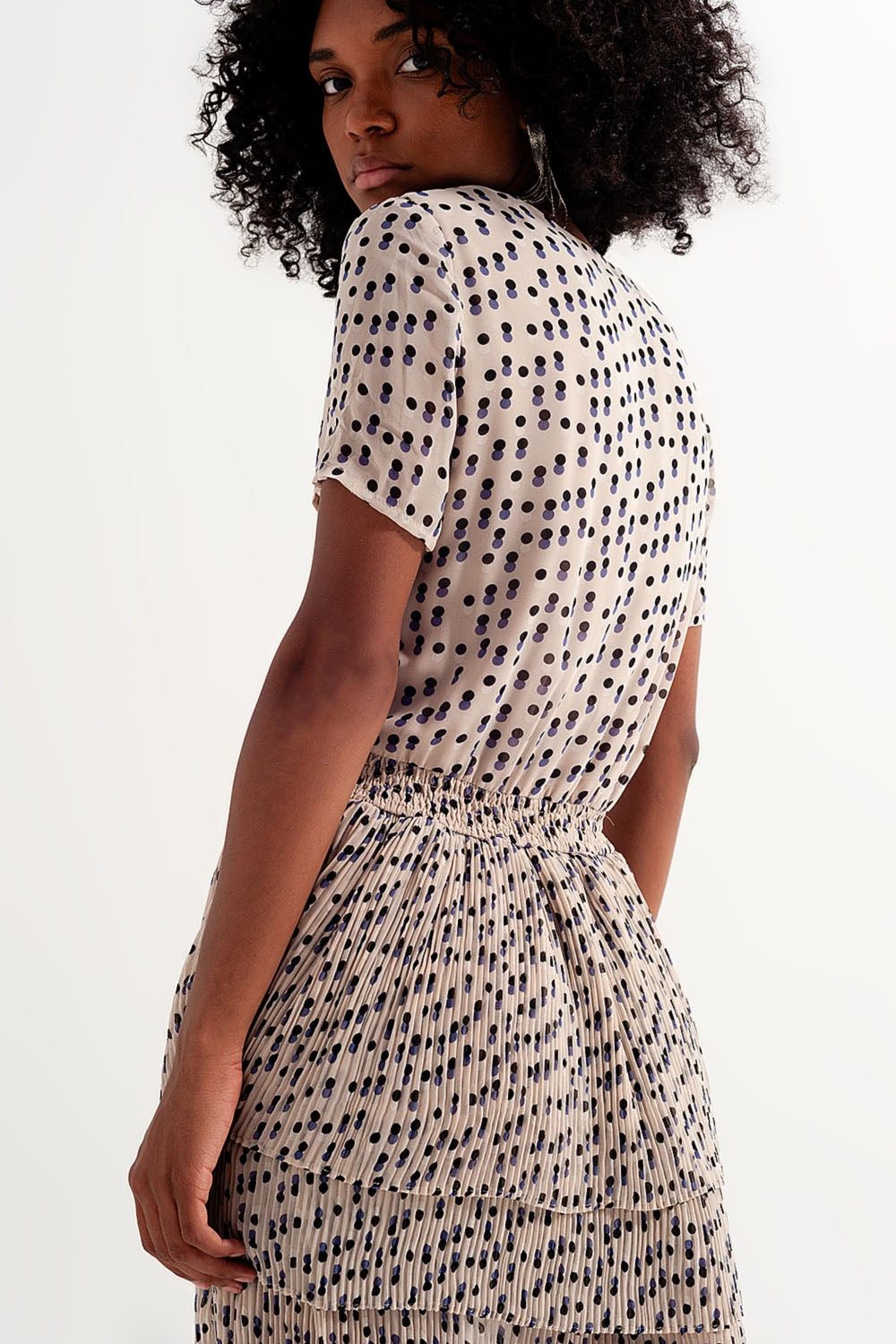 Robe courte froncée à basque crème