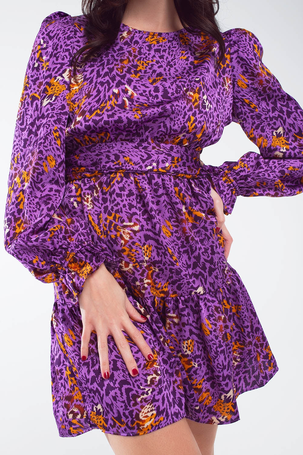 Robe courte imprimée avec jupe à volants en violet