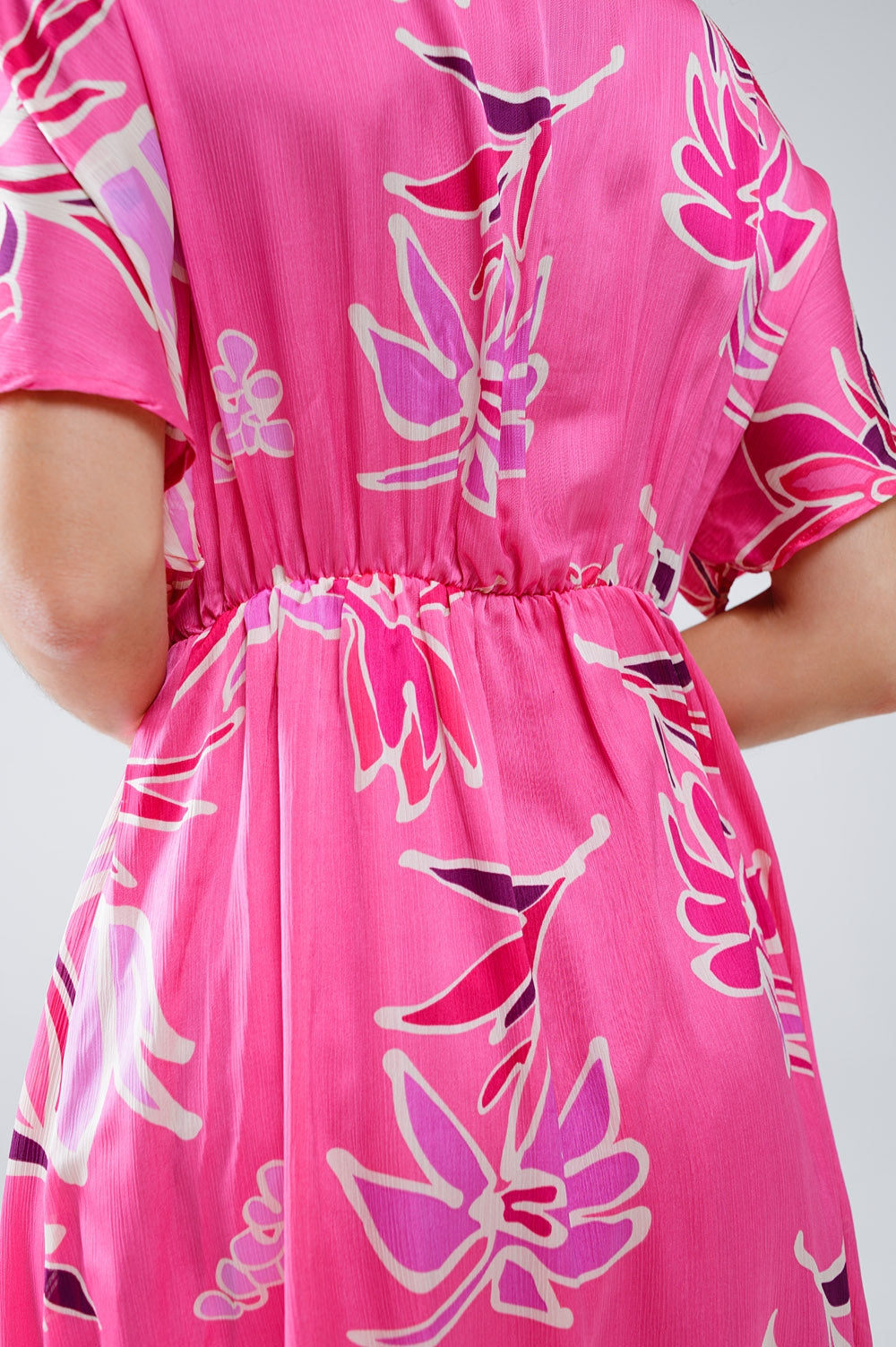 Robe courte rose à imprimé fleuri et décolleté en V