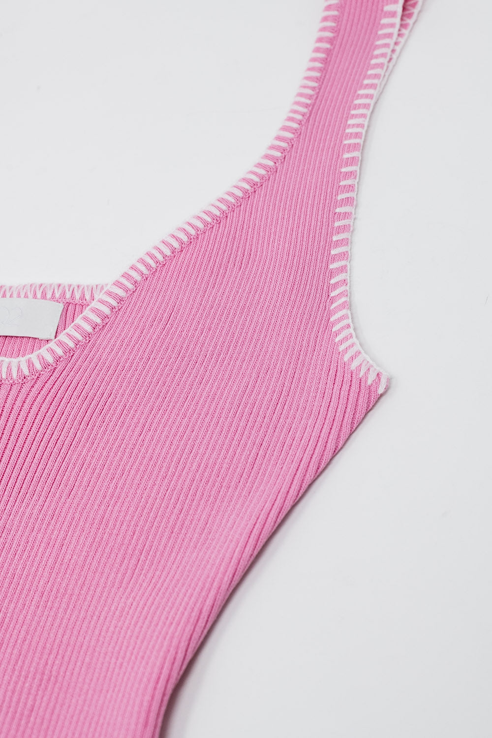 Robe d'été en maille serrant le corps en rose avec bordures blanches