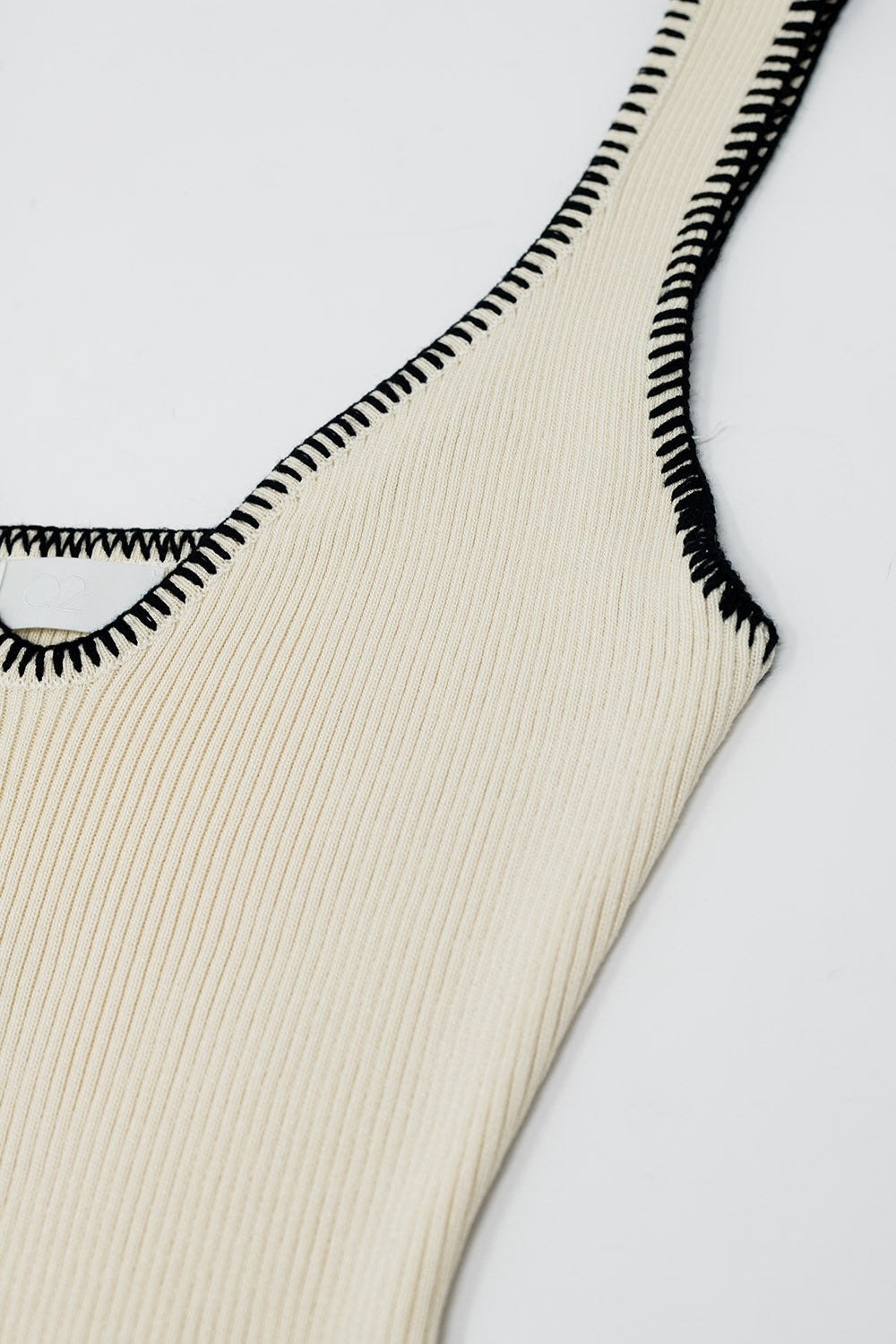 Robe d'été en tricot moulant beige avec bordures noires