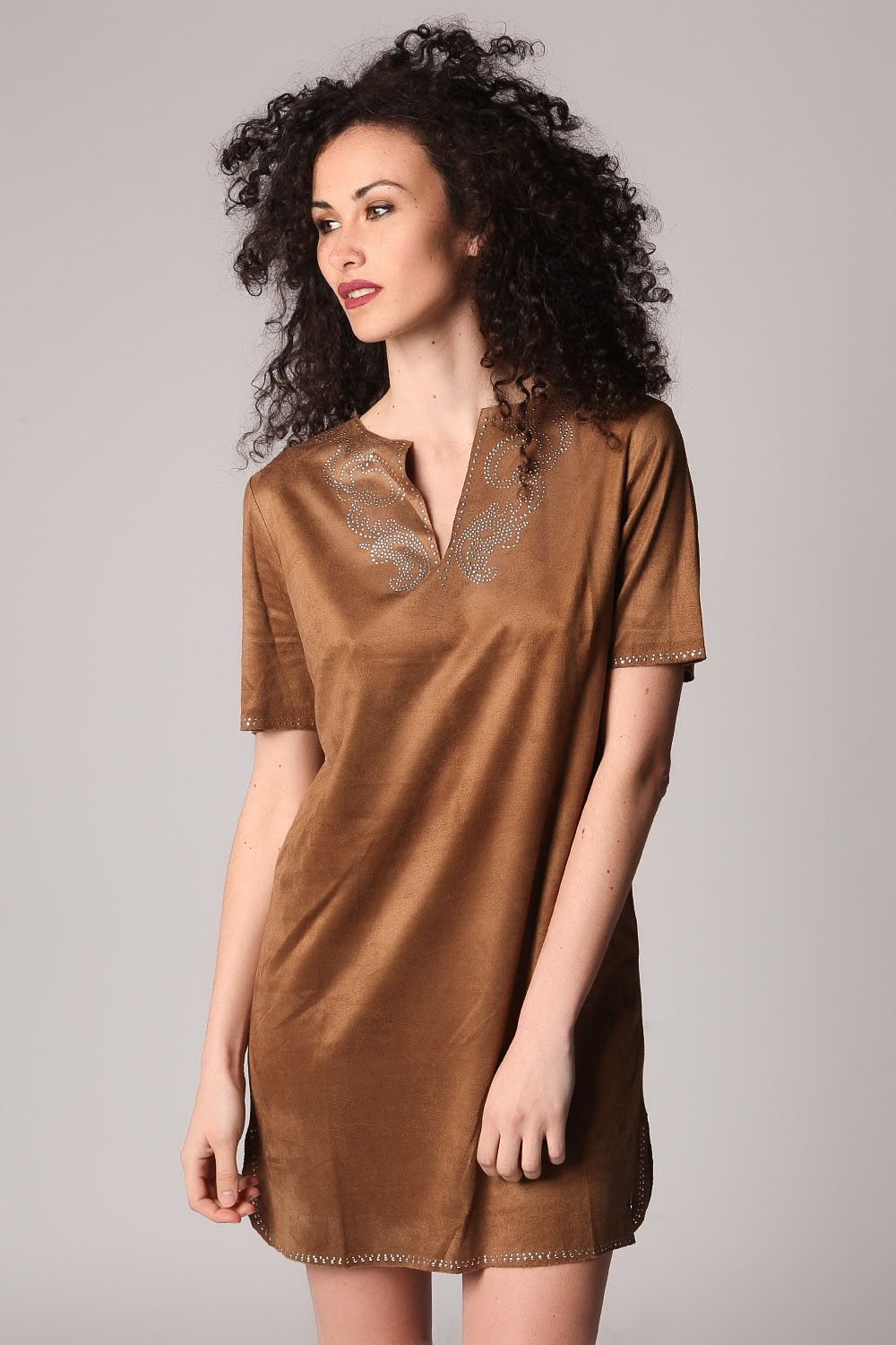 Robe en daim beige à manches 3/4 avec détail fantaisie