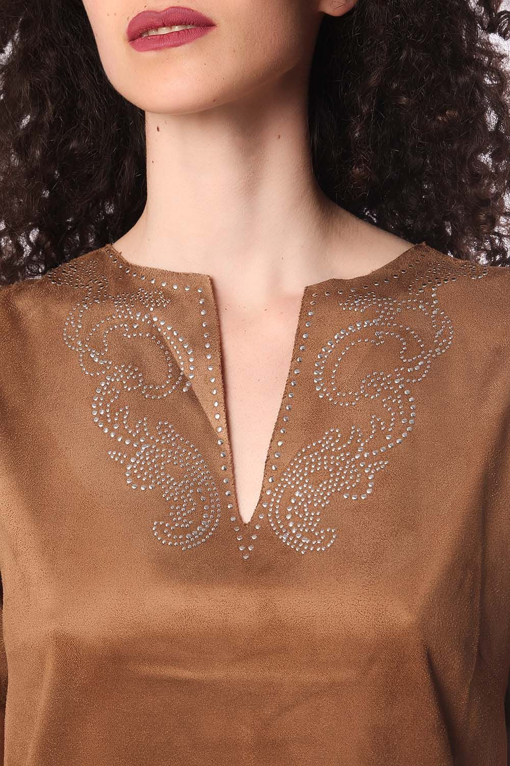 Robe en daim beige à manches 3/4 avec détail fantaisie