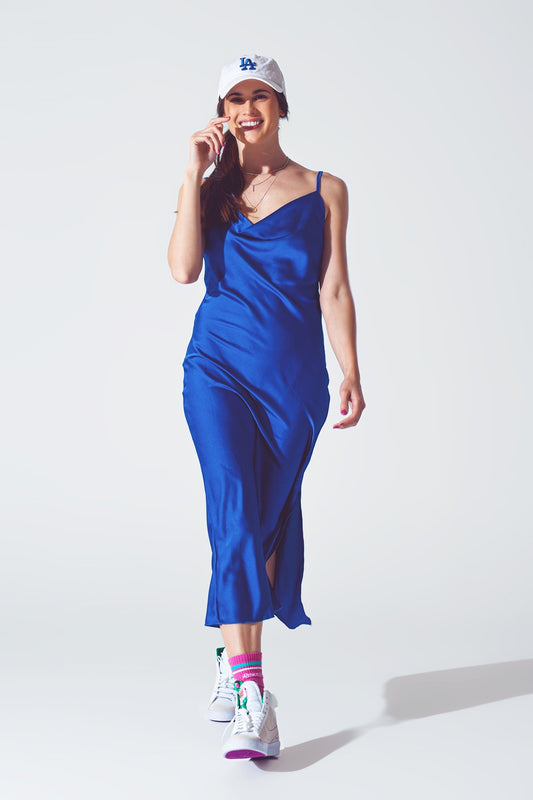 Q2 Robe en satin avec encolure en cascade en bleu
