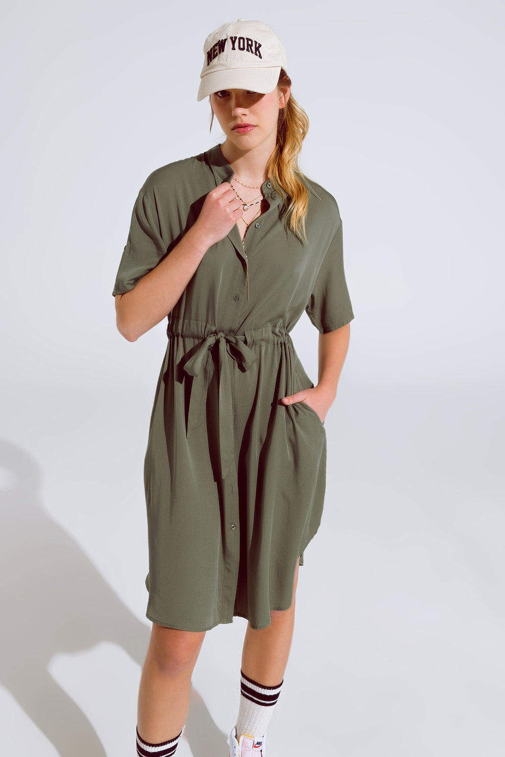 Robe fluide boutonnée avec ceinture et poches latérales