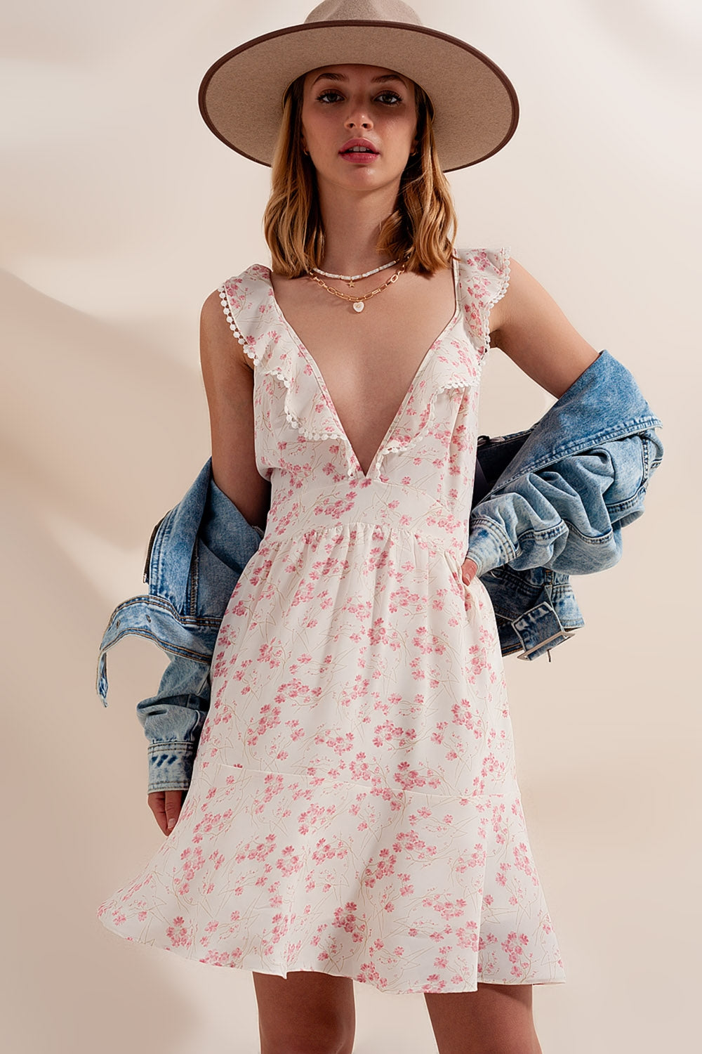 Robe fluide courte en plumetis avec décolleté plongeant imprimé fleurs rose