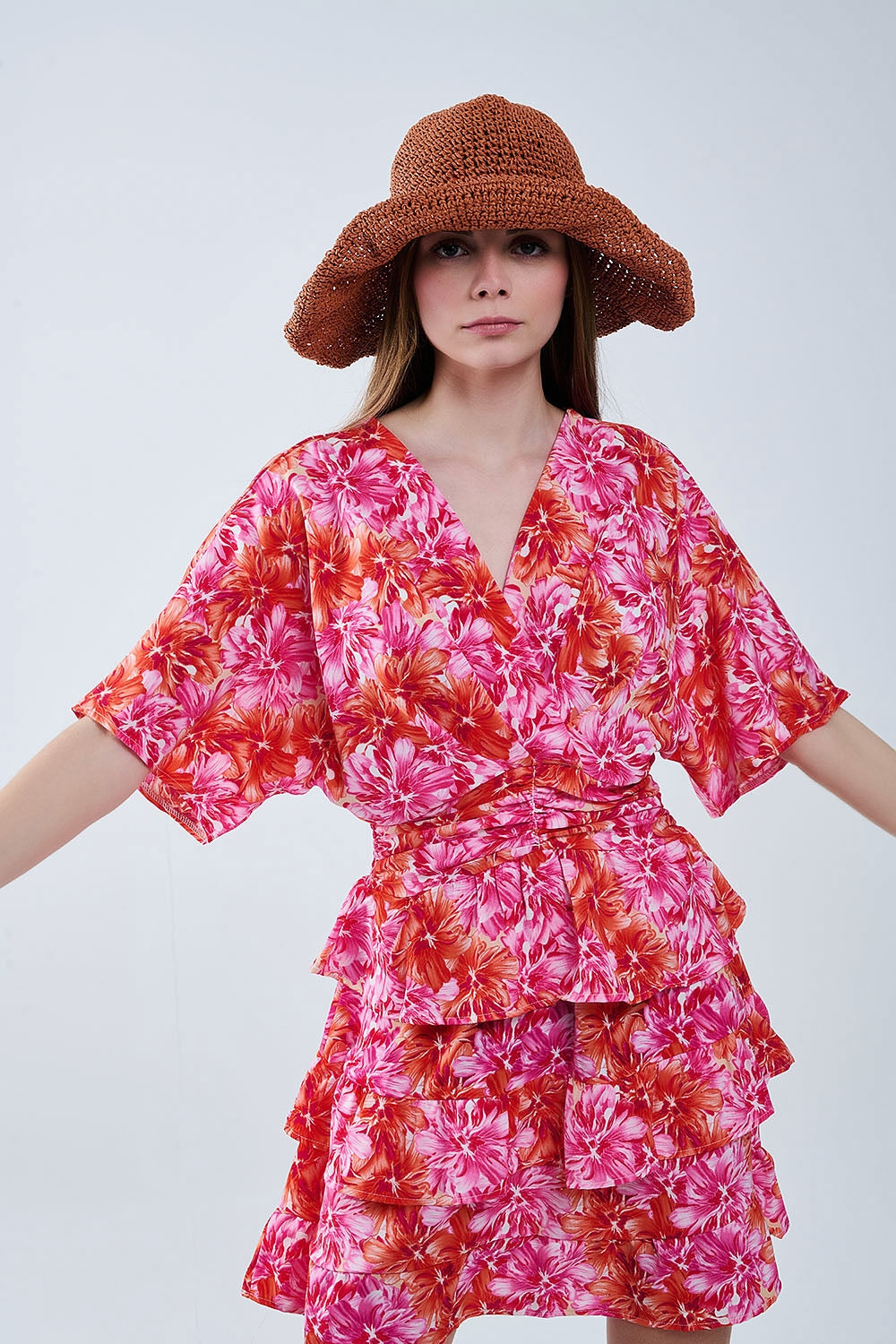 Q2 Robe imprimée florale avec des tons roses orange et rouges