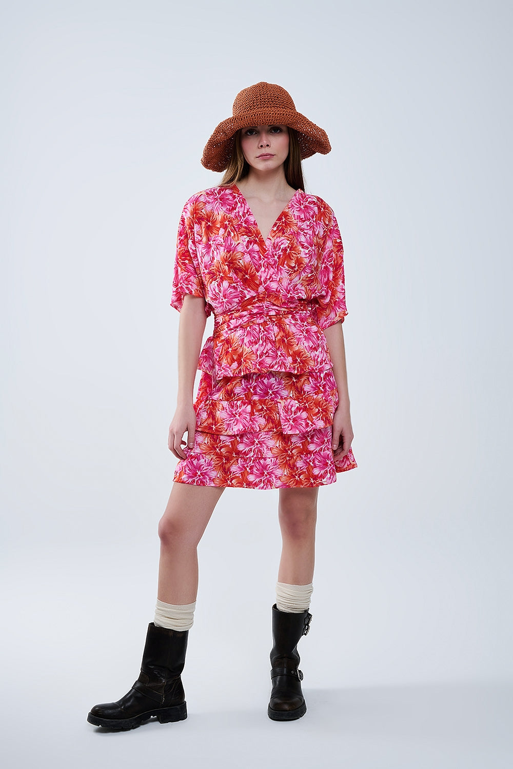 Robe imprimée florale avec des tons roses orange et rouges