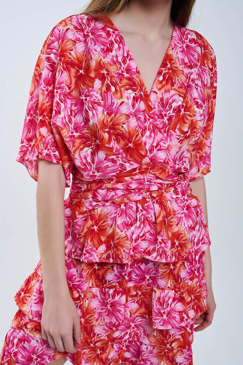 Robe imprimée florale avec des tons roses orange et rouges