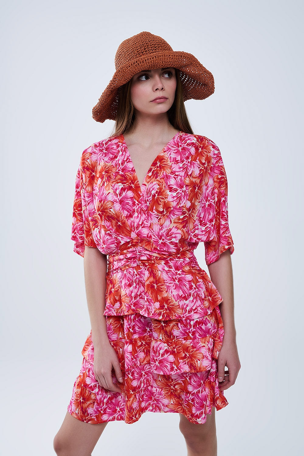 Robe imprimée florale avec des tons roses orange et rouges