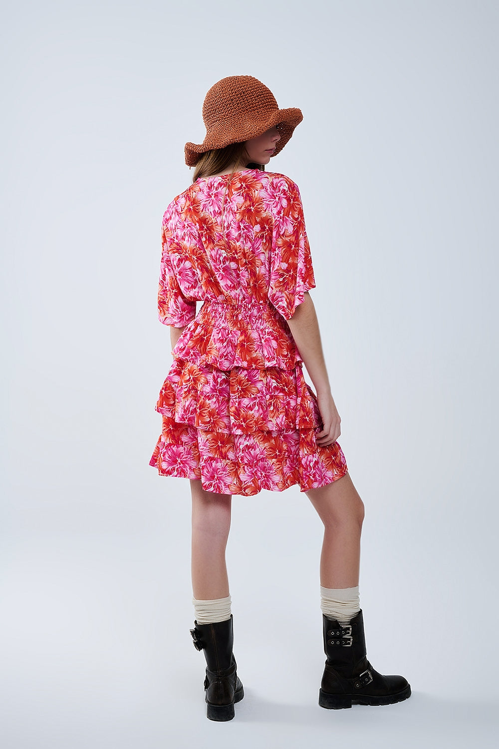 Robe imprimée florale avec des tons roses orange et rouges