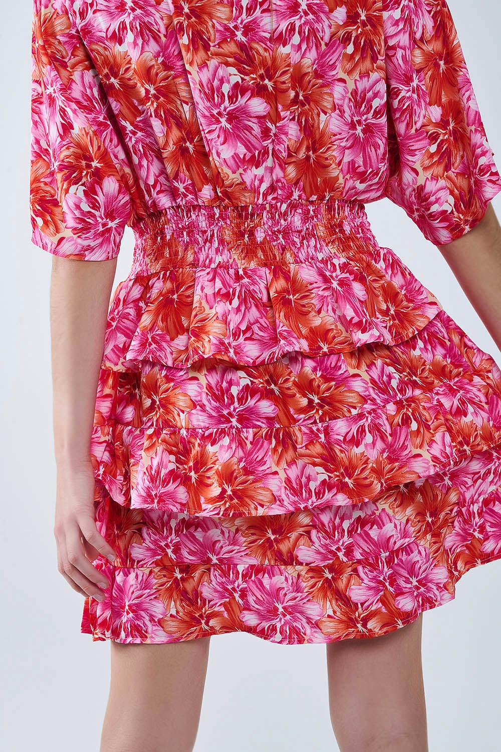 Robe imprimée florale avec des tons roses orange et rouges