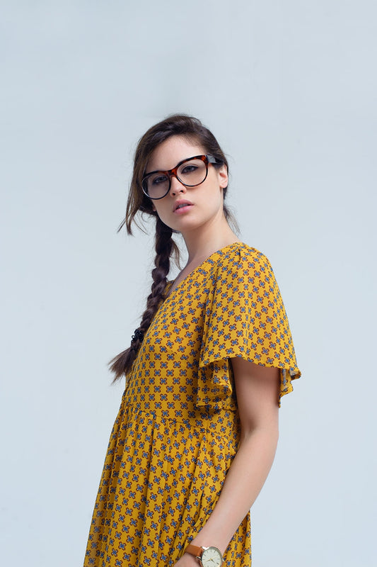 Q2 Robe jaune avec vol et motif géométrique