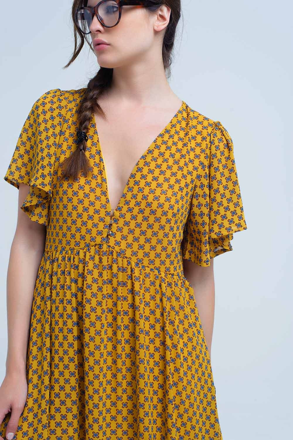 Robe jaune avec vol et motif géométrique