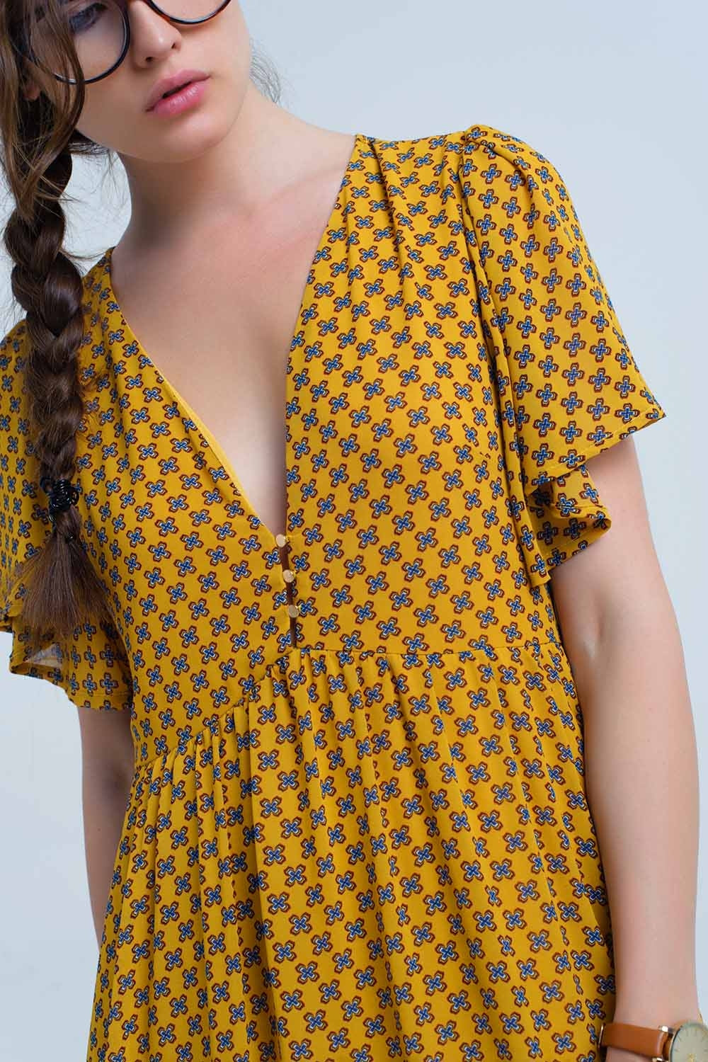 Robe jaune avec vol et motif géométrique